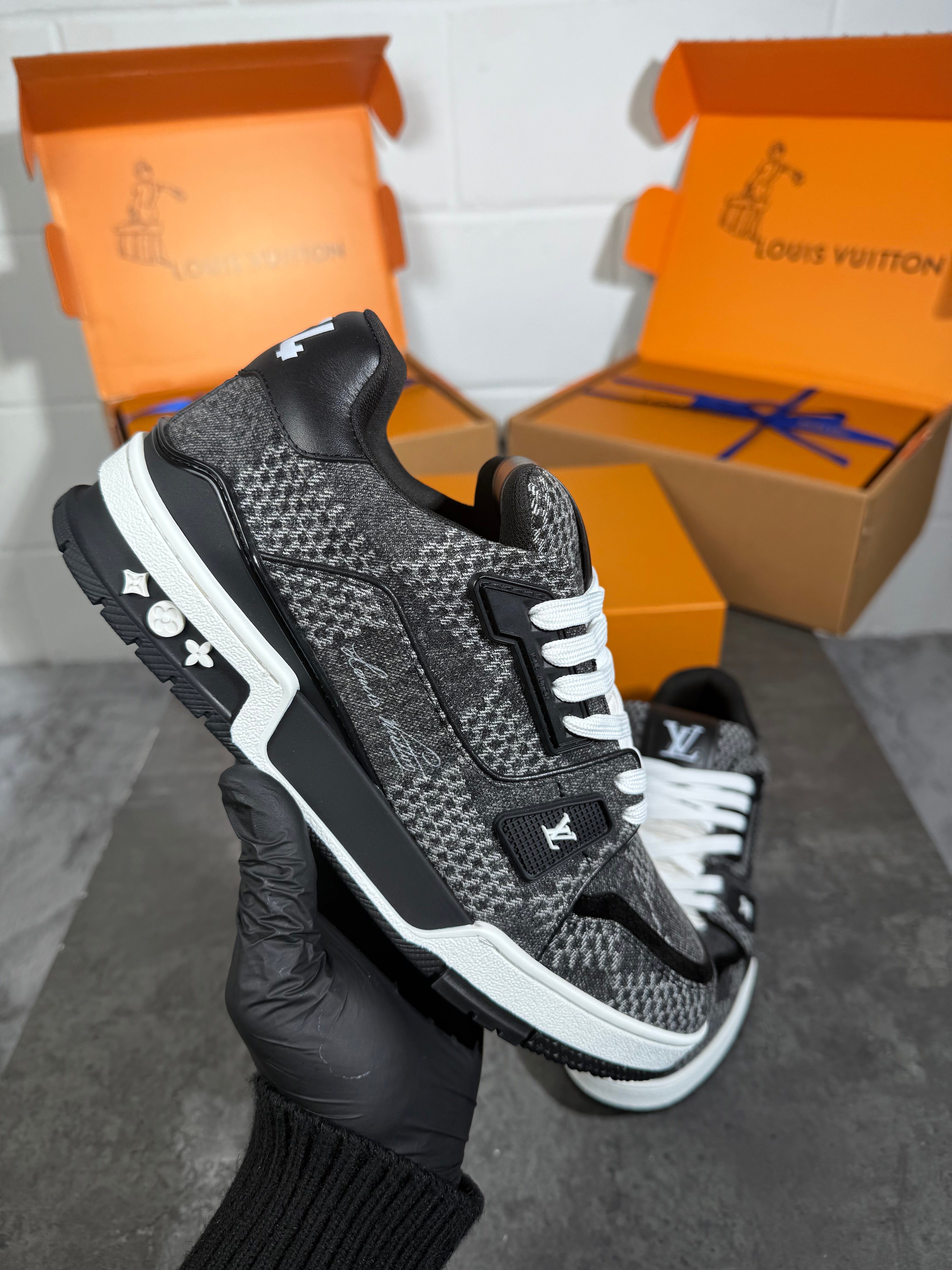 Lv trainer black n grey