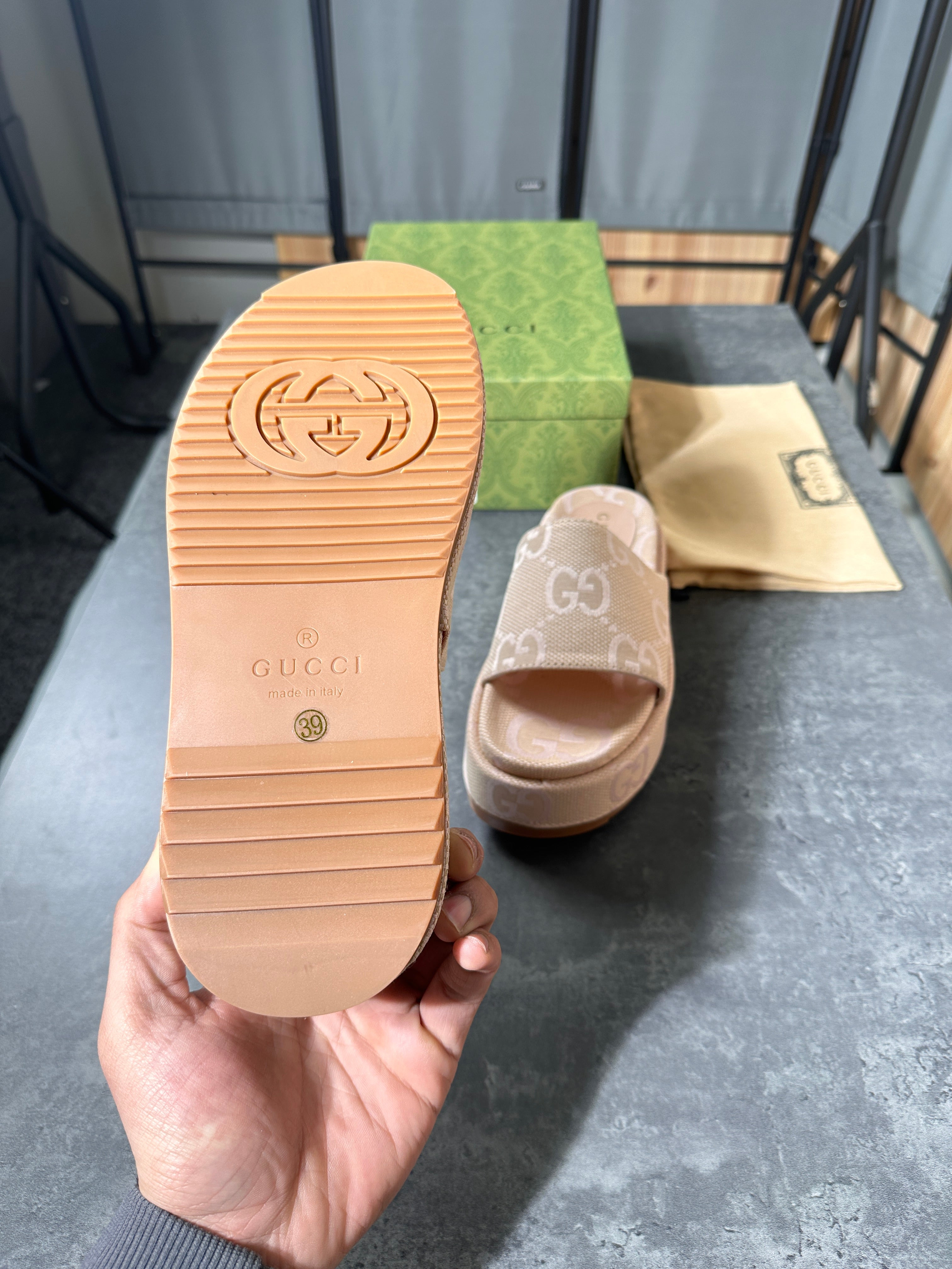 Gucci - pink high slides