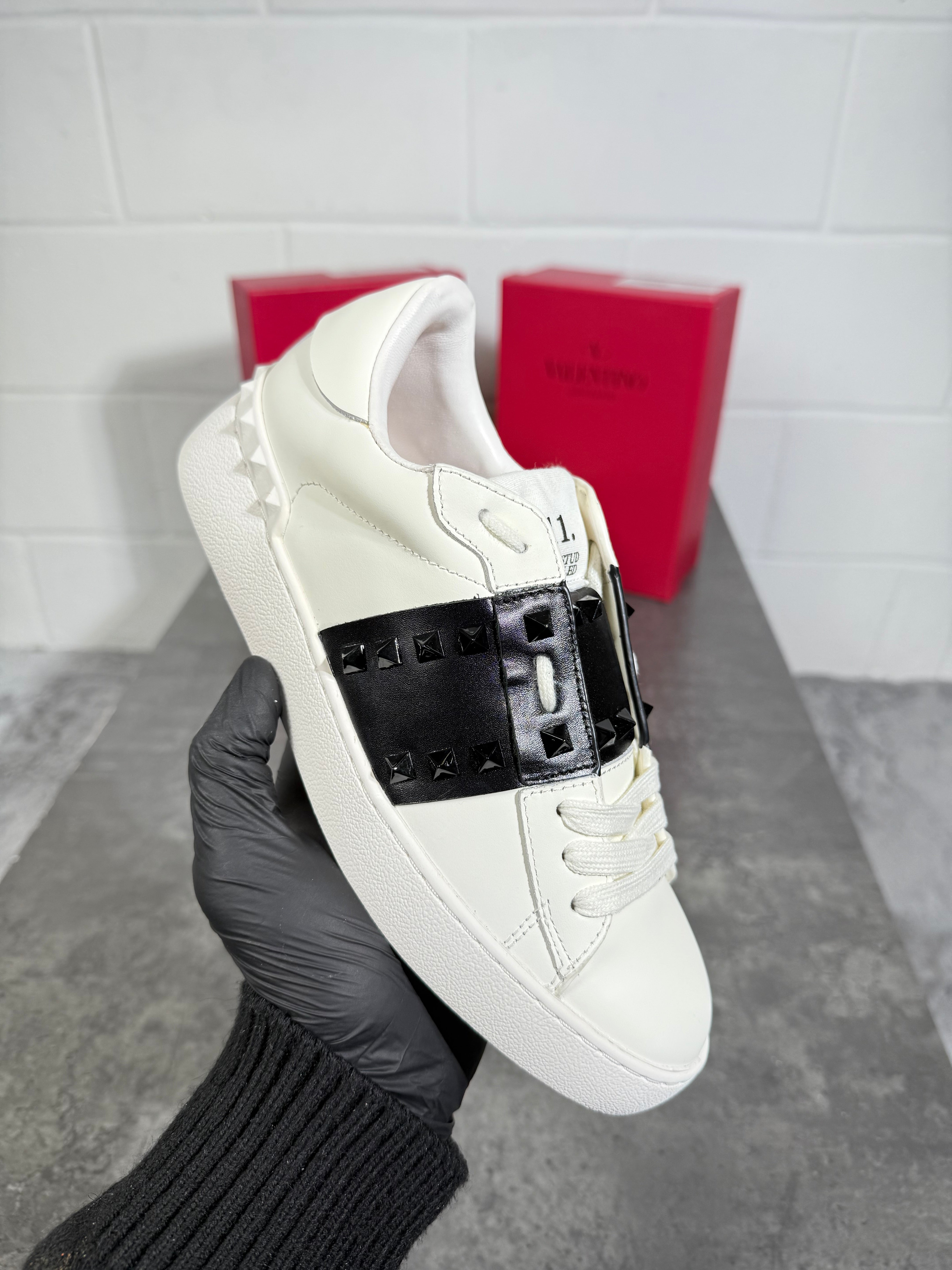 Ladies VLTN trainers black and white