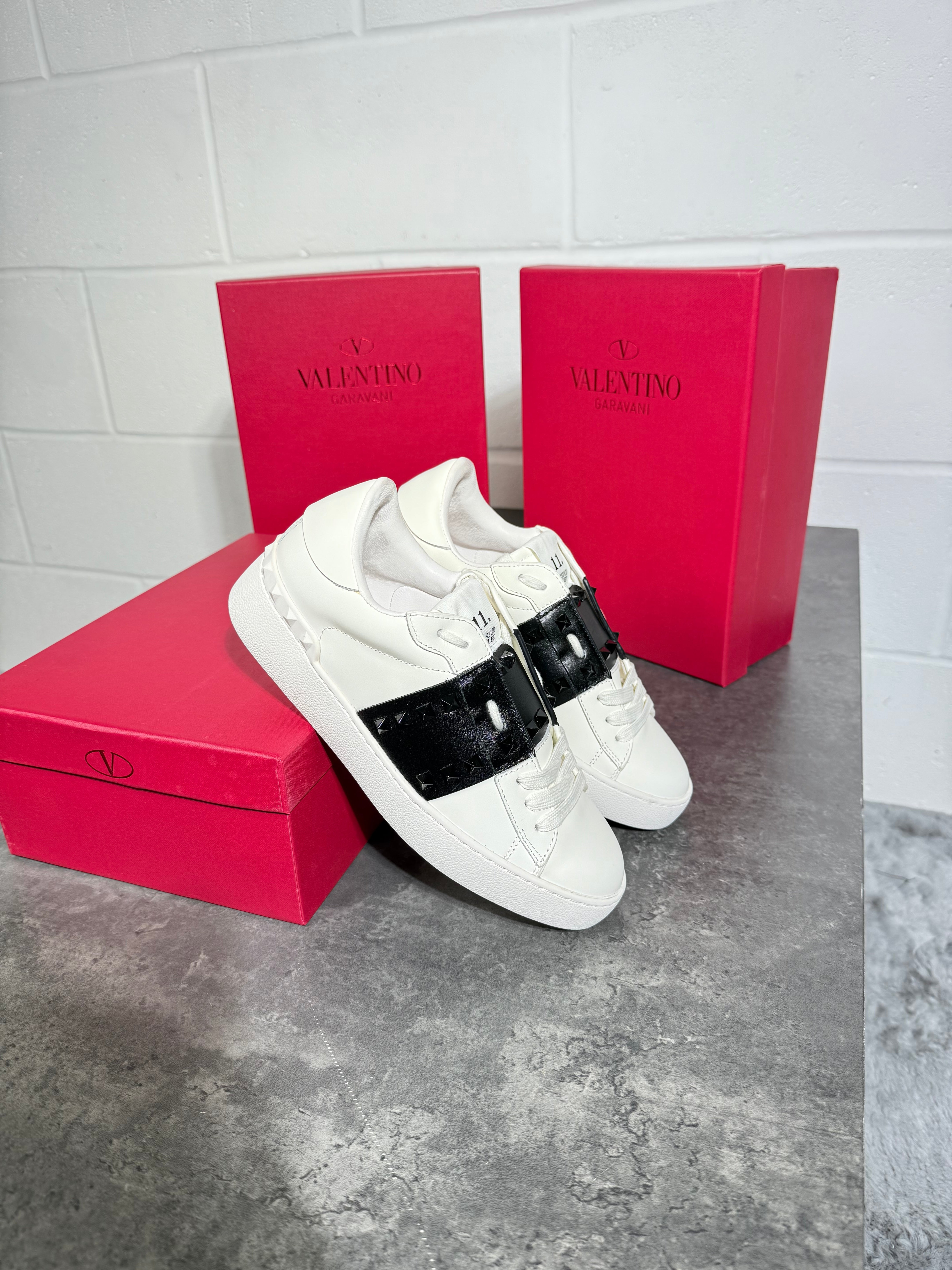 Ladies VLTN trainers black and white