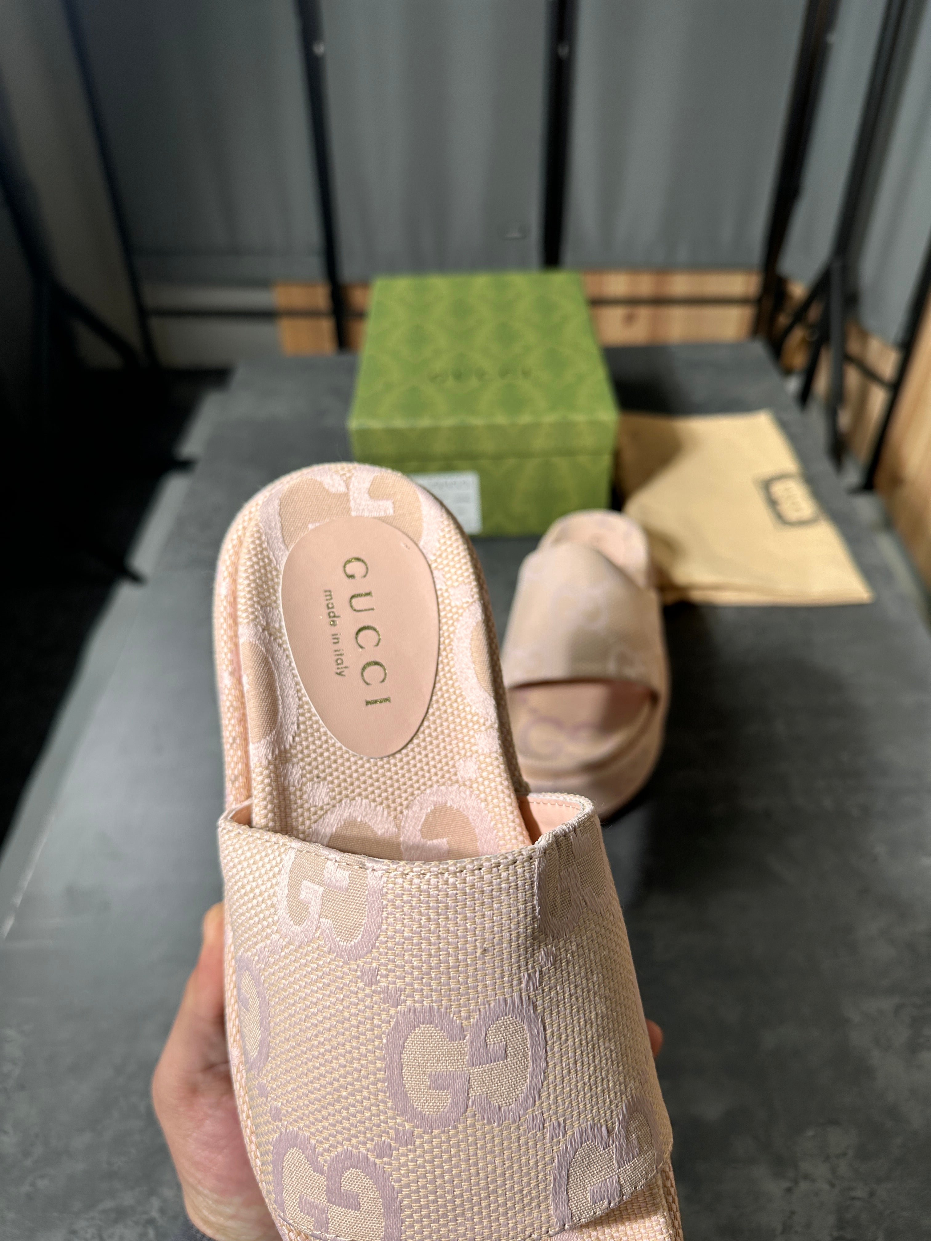 Gucci - pink high slides