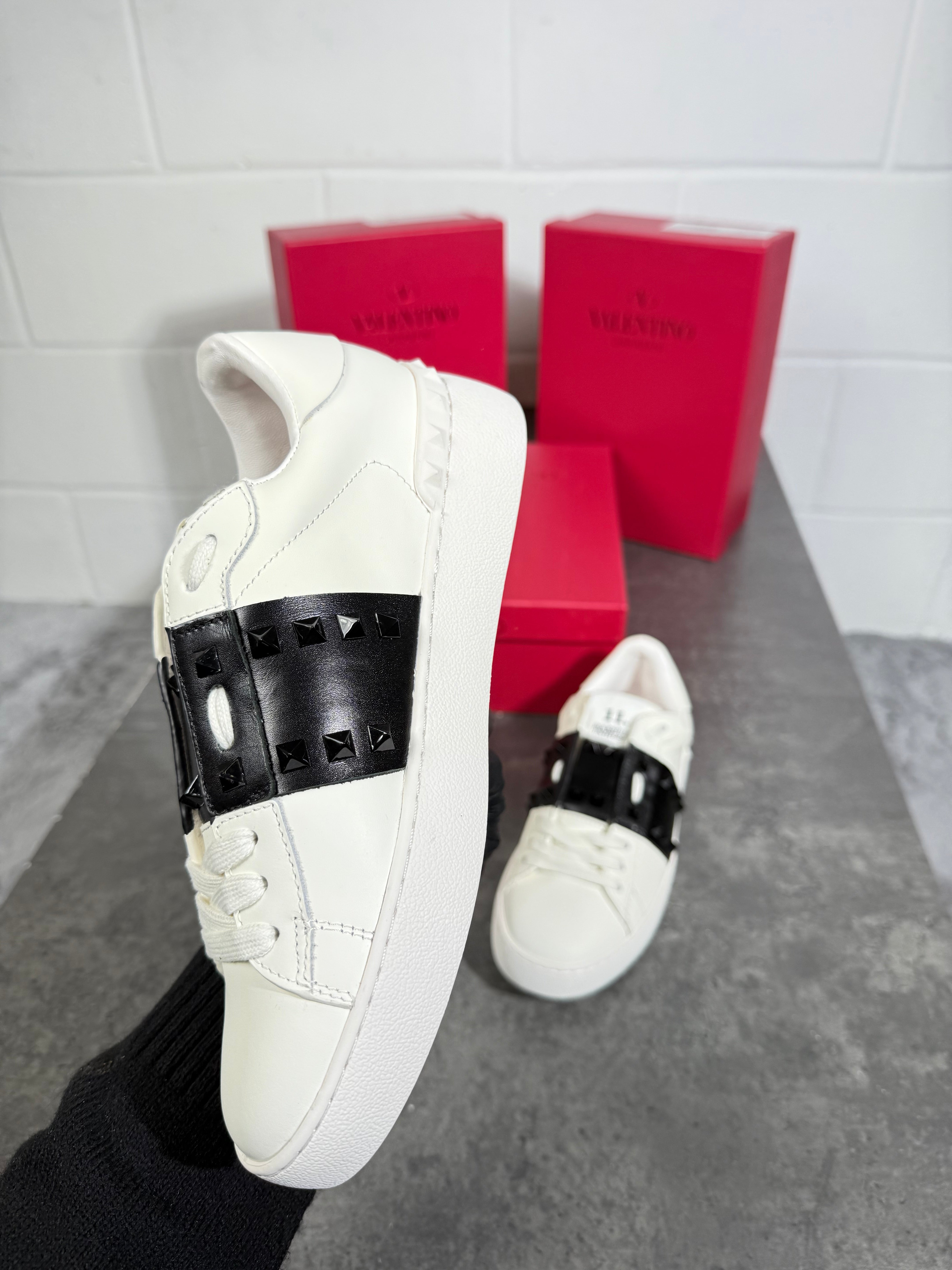 Ladies VLTN trainers black and white