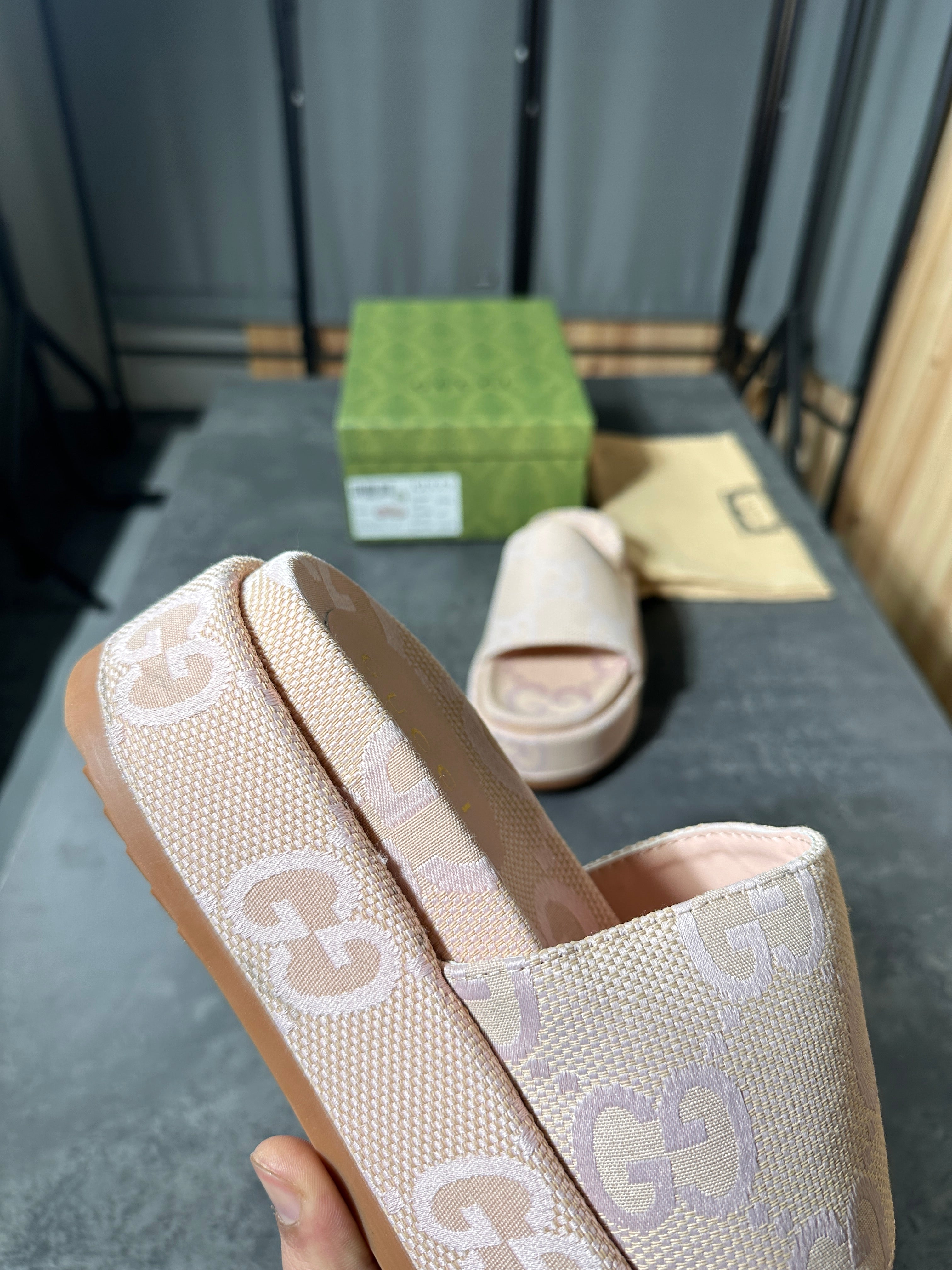 Gucci - pink high slides